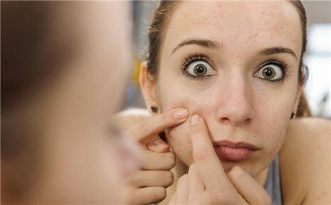 脸上起一片沙粒小疙瘩不痛不痒,天热脸上就长小疙瘩不痛不痒咋办