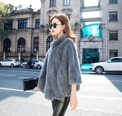 奔三奔四女人少穿羽绒服，学学香港女人这样穿皮草，满满女人味