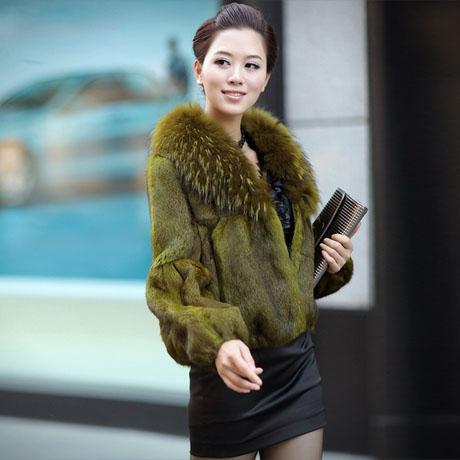 奔三奔四女人少穿羽绒服，学学香港女人这样穿皮草，满满女人味