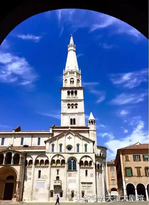 摩德纳帕瓦罗蒂,超跑足球