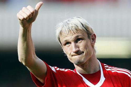 他一定是利物浦最硬的后卫，一个杰拉德为他戴队长袖标的铁汉