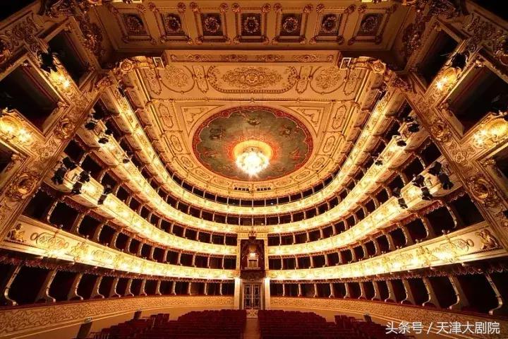 摩德纳帕瓦罗蒂,超跑足球