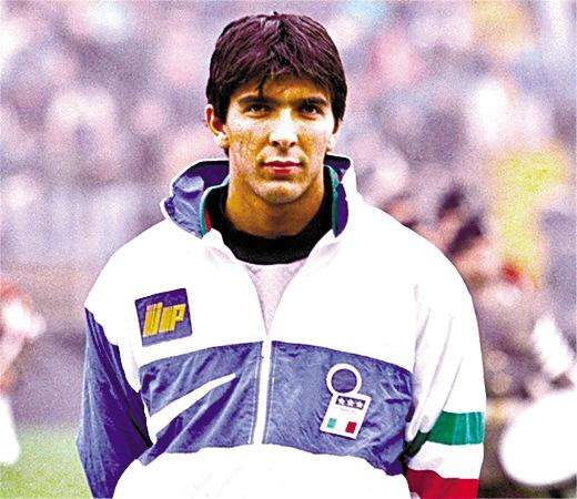 39岁传奇门神布冯强忍悲伤退场,布冯挥泪告别欧洲杯