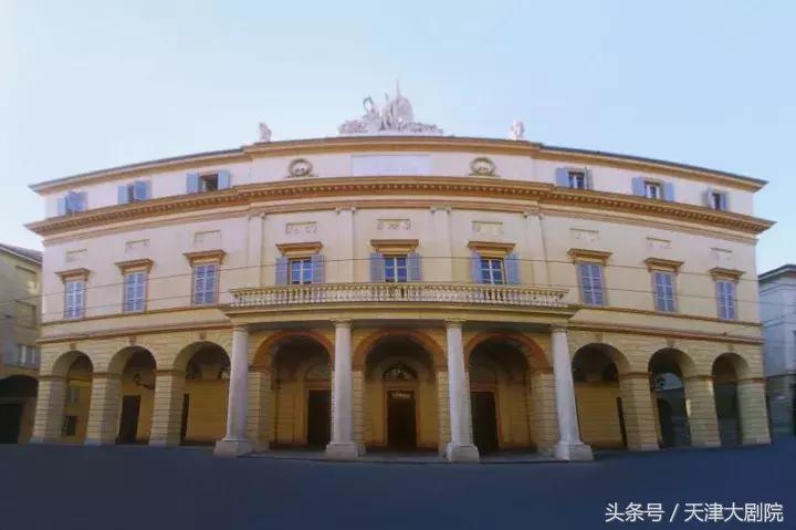 摩德纳帕瓦罗蒂,超跑足球