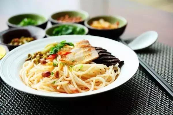 吃过4块钱一碗的桂林米粉，该如何面对北京20多块钱的饭菜