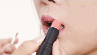 嘴唇干裂起皮接吻是不是好得快,嘴唇干燥涂润唇膏还有其它方法吗