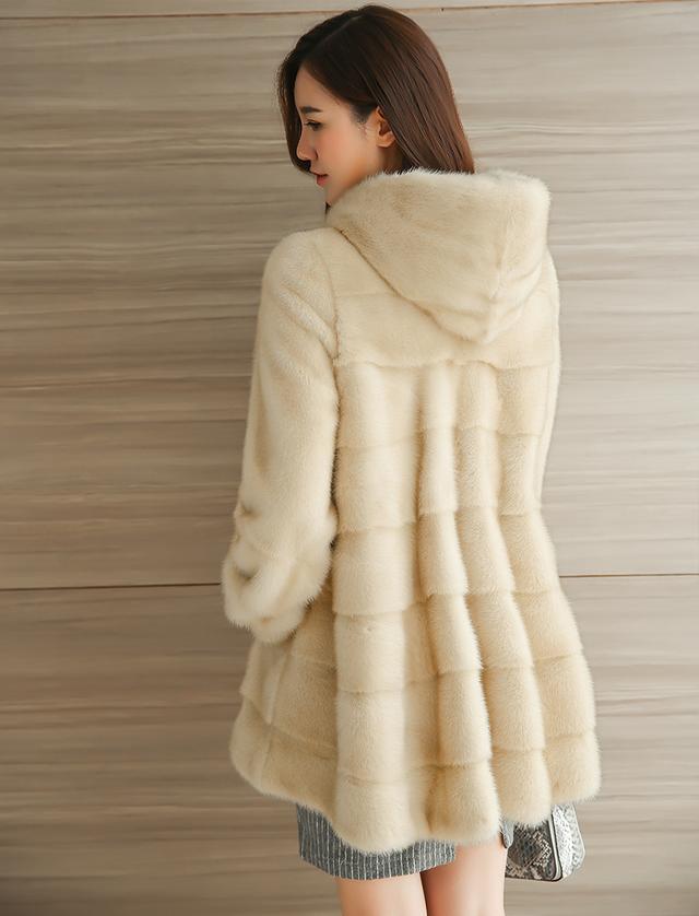 奔三奔四女人少穿羽绒服，学学香港女人这样穿皮草，满满女人味