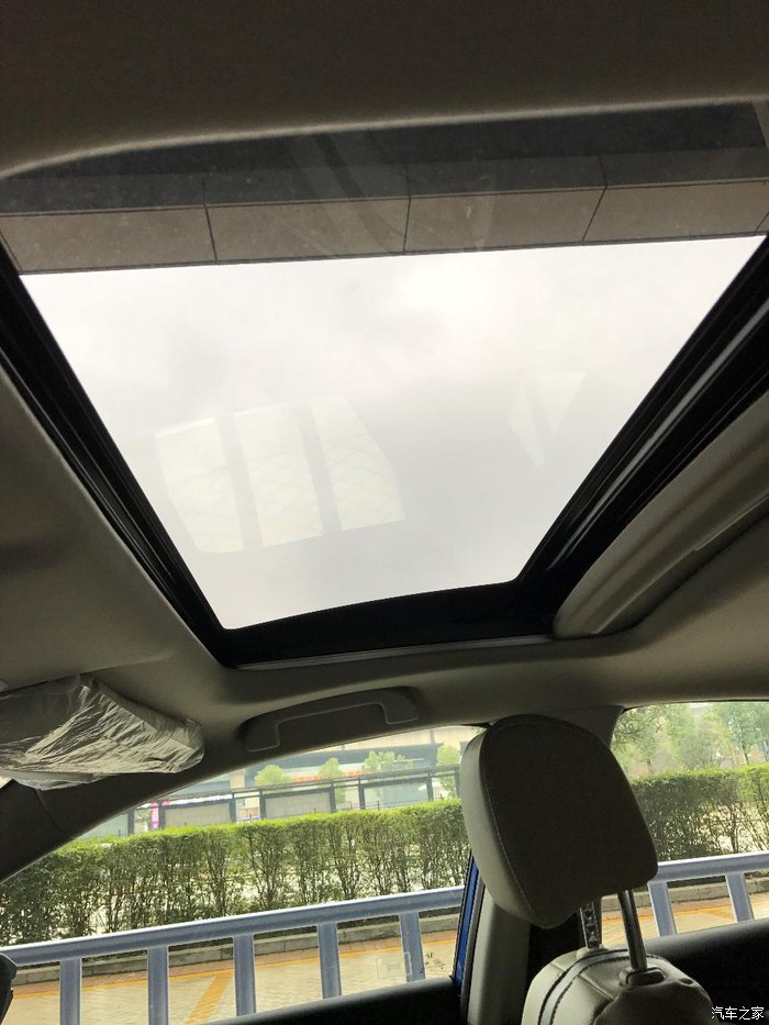 十代思域炫动蓝白色轮毂改装,思域十代炫动蓝内饰