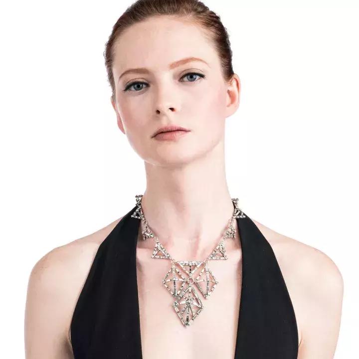 红色毛衣配什么毛衣链好看,想把毛衣穿时髦从拒绝这3款开始