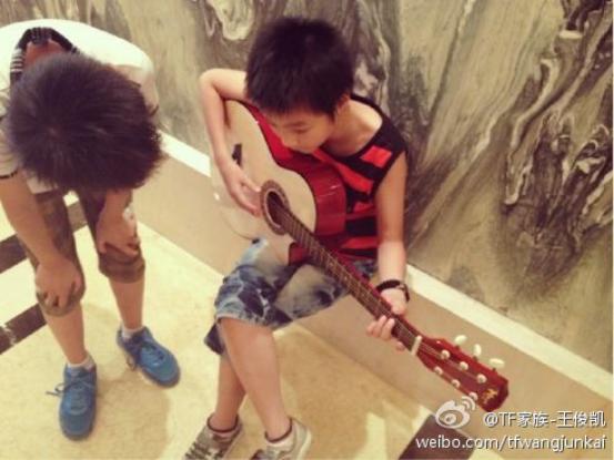 王俊凯会弹吉他吗,王俊凯是怎么弹吉他的