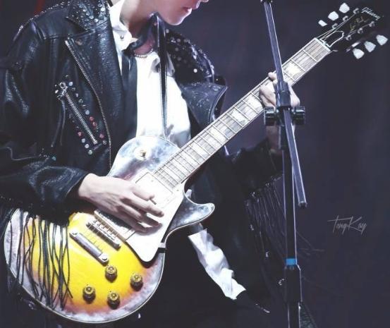 王俊凯会弹吉他吗,王俊凯是怎么弹吉他的