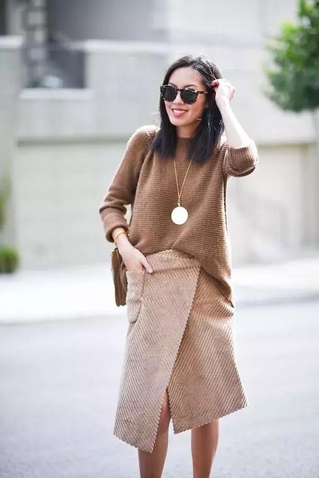 红色毛衣配什么毛衣链好看,想把毛衣穿时髦从拒绝这3款开始