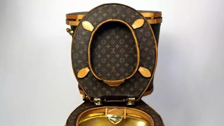 一双纯色的球鞋,一双能发光的球鞋