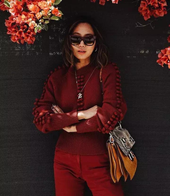 红色毛衣配什么毛衣链好看,想把毛衣穿时髦从拒绝这3款开始