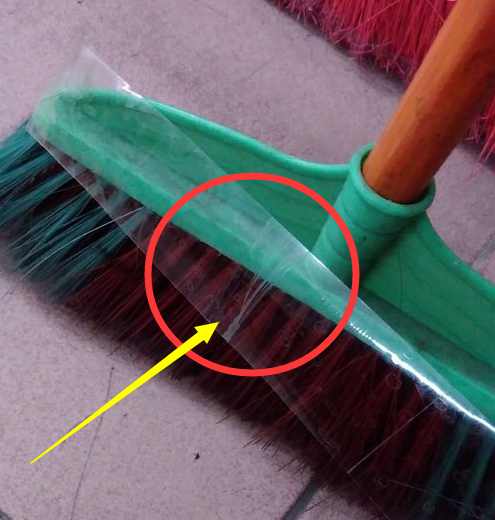 扫把不粘头发扫地小妙招,扫地总粘头发怎么处理