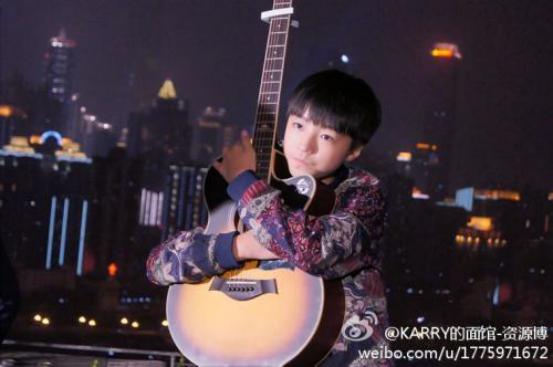 王俊凯会弹吉他吗,王俊凯是怎么弹吉他的