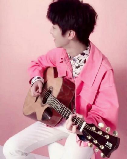 王俊凯会弹吉他吗,王俊凯是怎么弹吉他的