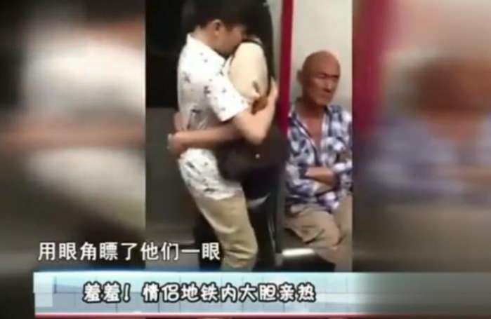 地铁男子抱住女友,原视频小伙地铁上搂女友被吐槽