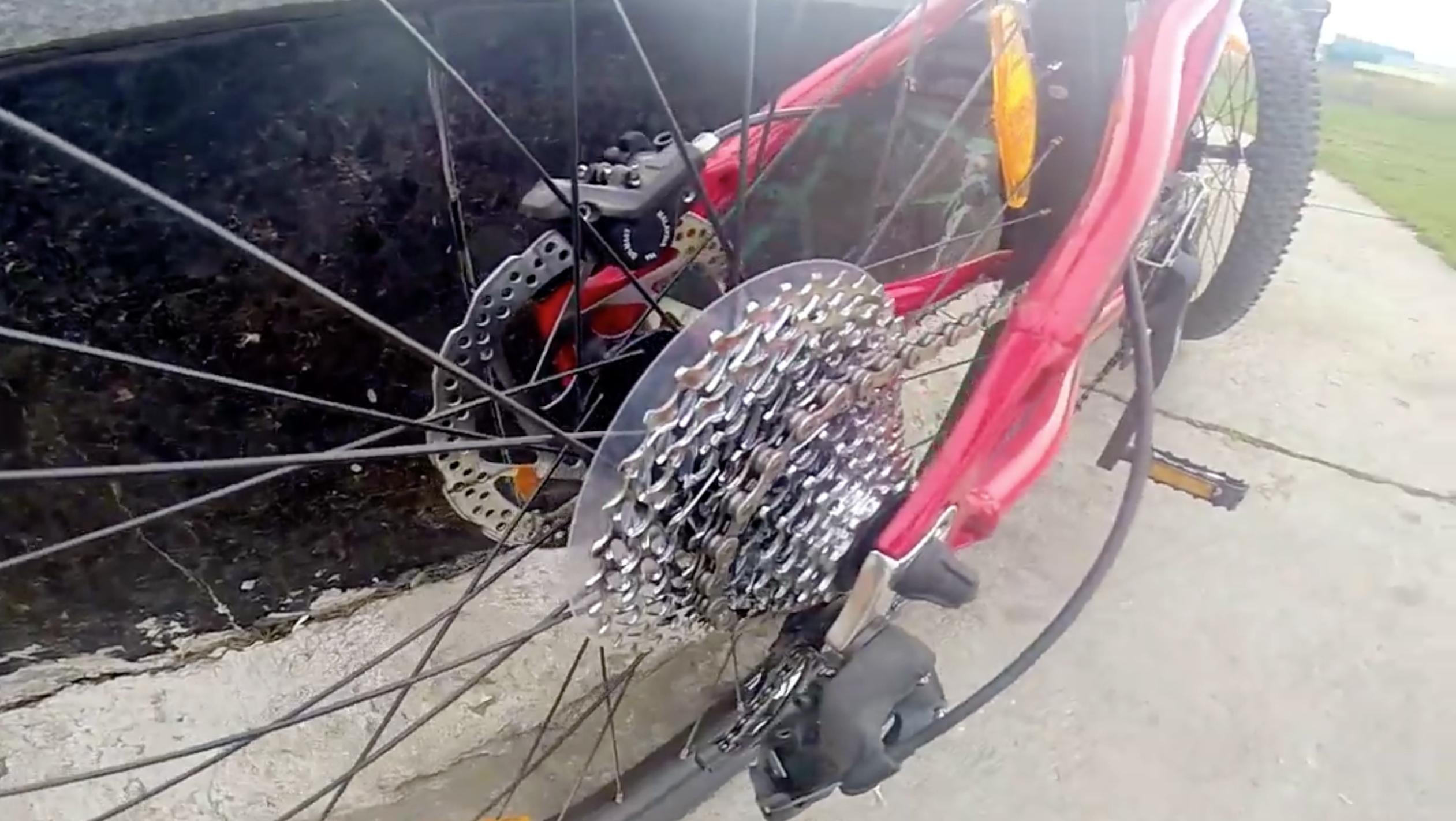 为你讲讲电影《七十七天》男主角穿越无人区的自行车究竟出自何方