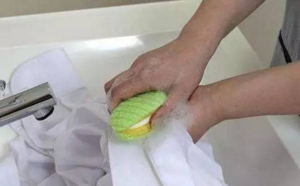 处理衣服发霉的小妙招,衣服发霉有小白点怎么处理