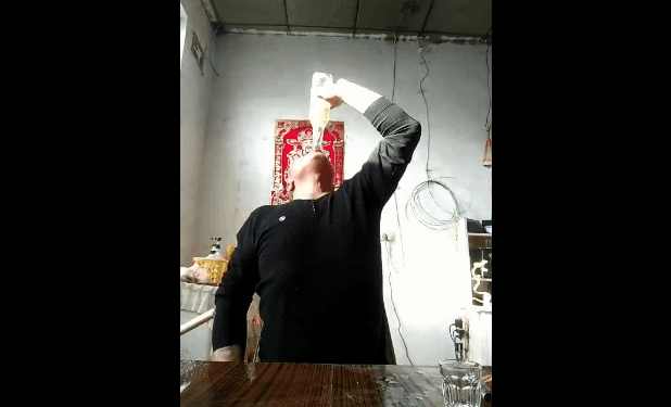 生吞49条活泥鳅,江苏大叔生吞泥鳅