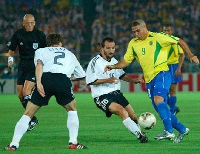 欧冠足球比赛用球,足球历史第一球