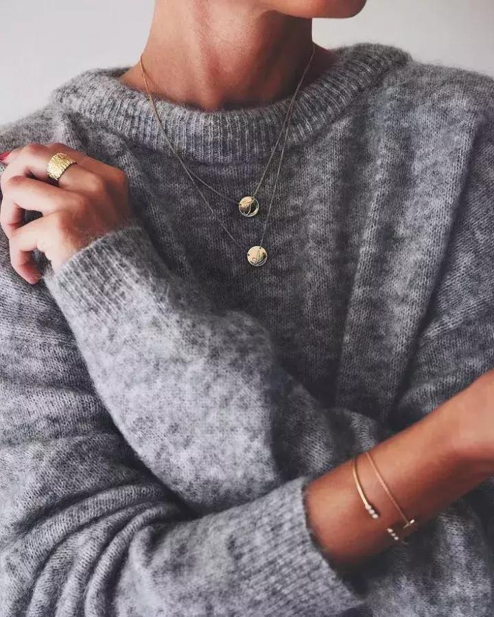 红色毛衣配什么毛衣链好看,想把毛衣穿时髦从拒绝这3款开始