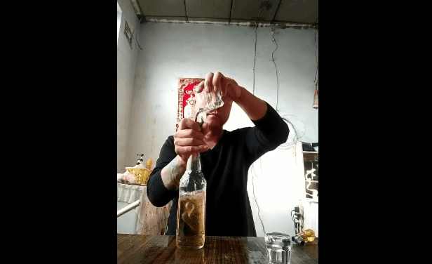 生吞49条活泥鳅,江苏大叔生吞泥鳅