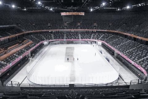 这个会“变魔术”的球场给深圳长脸了