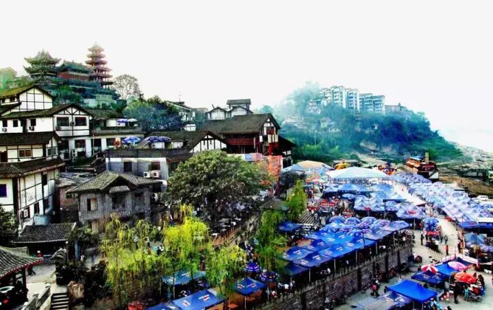 重庆让人着迷的城市,重庆一个充满火锅味的城市