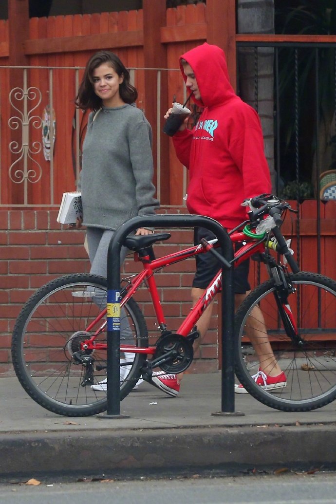 赛琳娜戈麦斯贾斯汀比伯昔日视频,贾斯汀比伯赛琳娜互相伤害