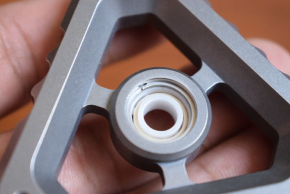 国外枪支配件企业不务正业，用枪支钢材做了一款指尖陀螺