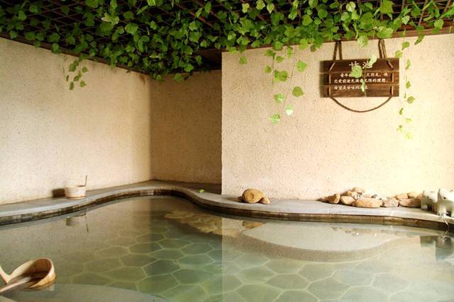 259元到河海龙湾斯维登温泉度假酒店入住豪华房探寻千年古泉