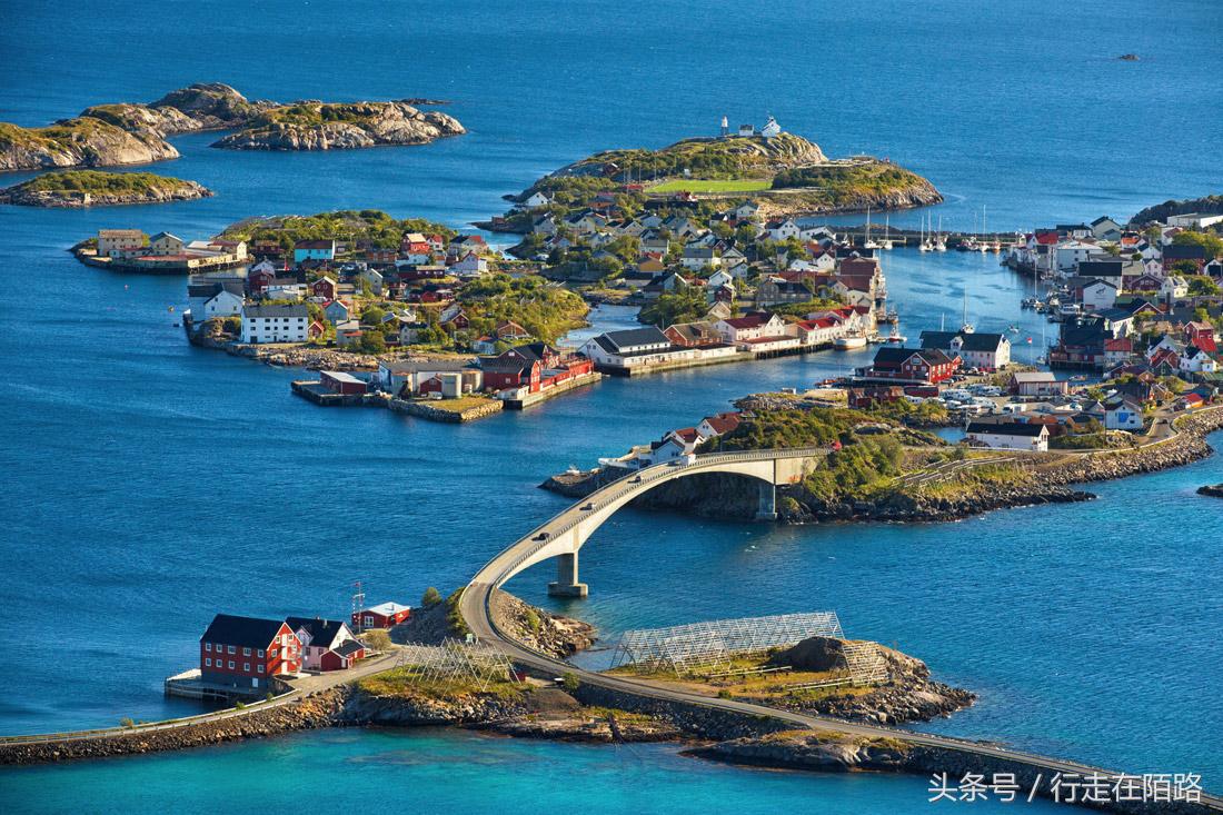 挪威北部罗浮敦群岛足球场,挪威渔民捕鱼