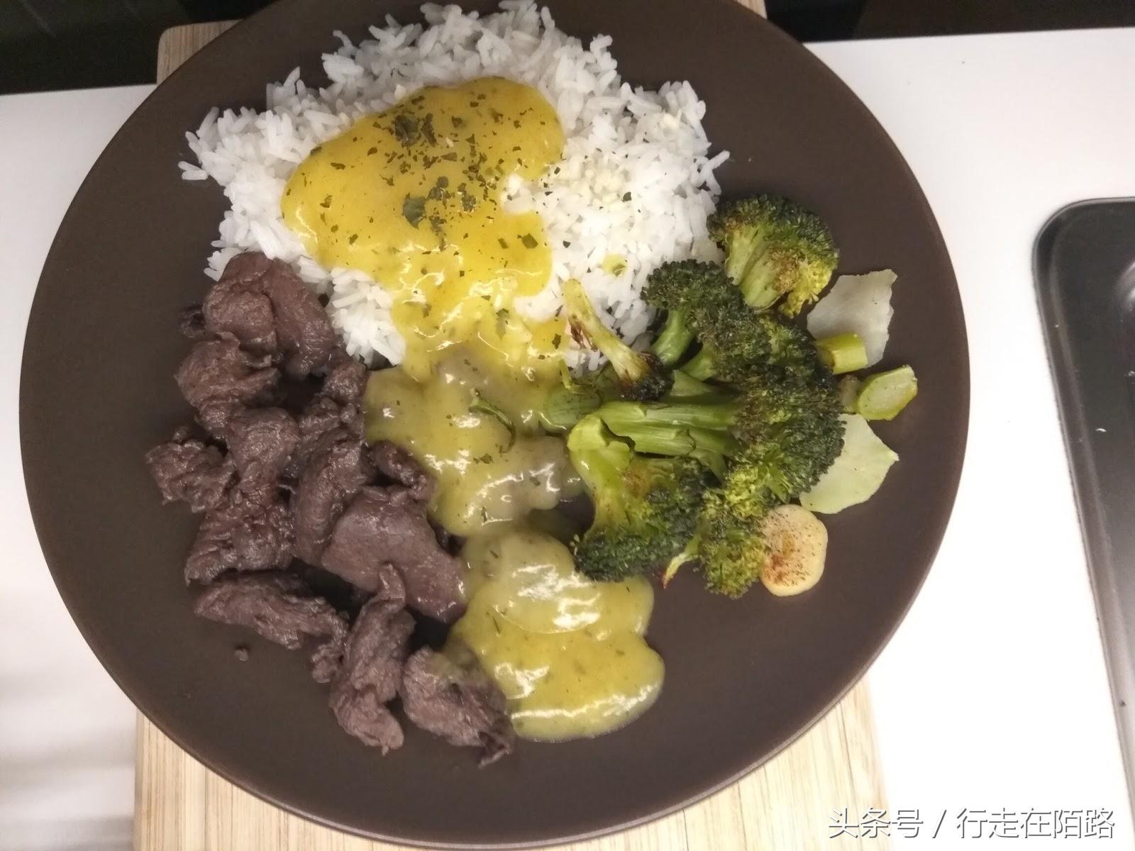 挪威北部罗浮敦群岛足球场,挪威渔民捕鱼