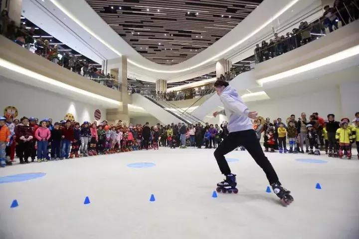 当“天空之城”遇上“动感轮滑”｜轮滑冠军林恩宁上演炫酷表演