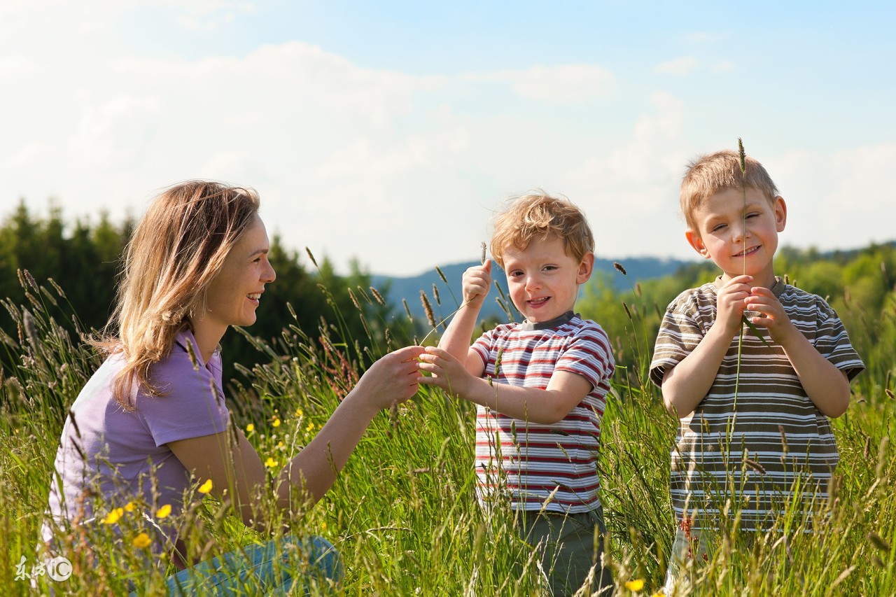 幼儿园小班趣味游戏踢球,幼儿园小班趣味游戏跳圈