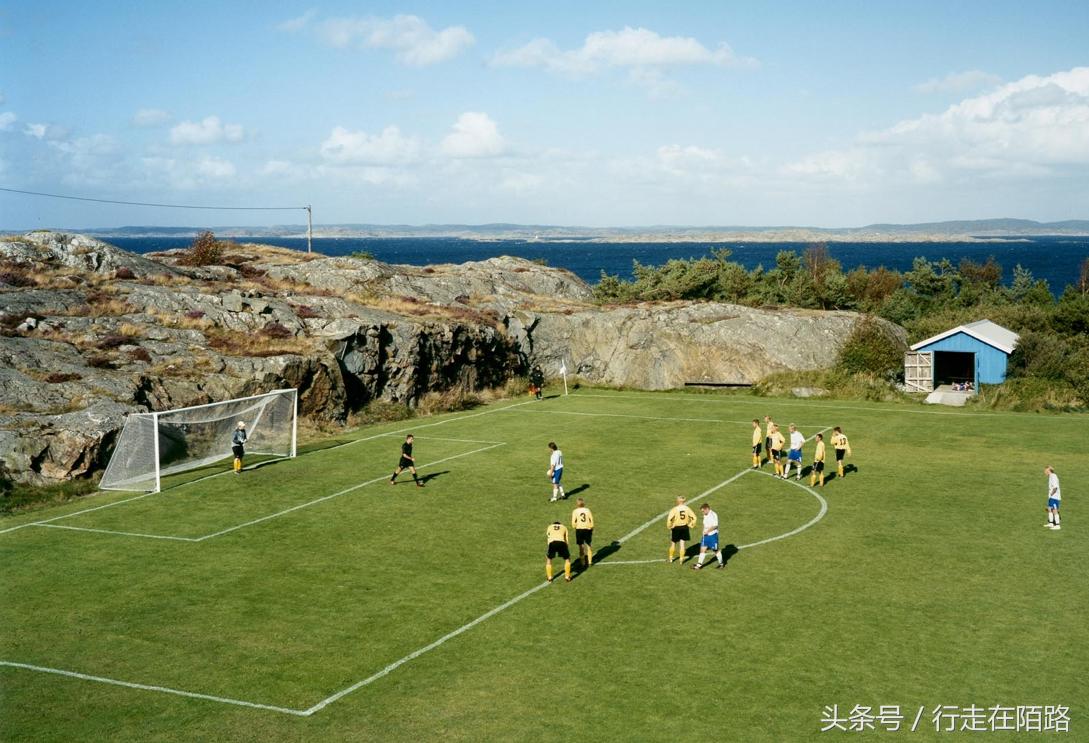 挪威北部罗浮敦群岛足球场,挪威渔民捕鱼