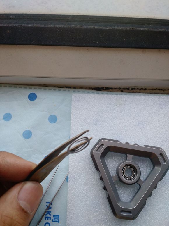 国外枪支配件企业不务正业，用枪支钢材做了一款指尖陀螺