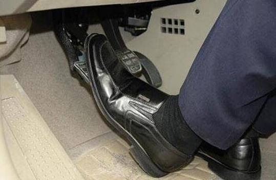 掌握这三点轻松把车开直,掌握六点科三通过技巧