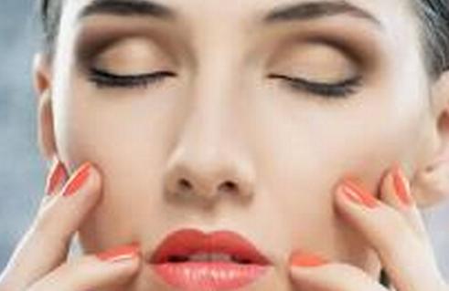 脸上毛孔粗大黑头如何改善,脸部毛孔粗大有黑头如何改善