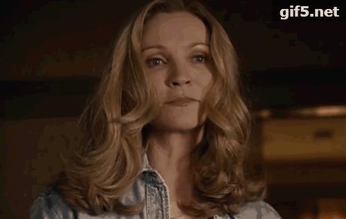 一只狗感动到哭的视频,一只狗看电影看哭了