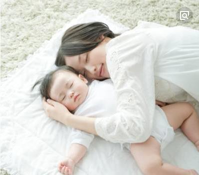 新生儿睡觉容易惊醒如何推拿,出生宝宝睡觉容易惊醒怎么办