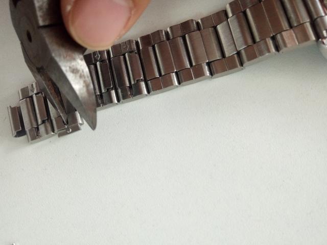 手表金属表带太长了怎么办？自己利用身边的小工具就可以解决了