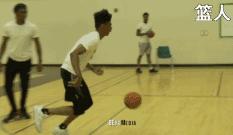 3人行进间的传球训练篮球,3人行进间的传球训练