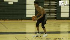 3人行进间的传球训练篮球,3人行进间的传球训练