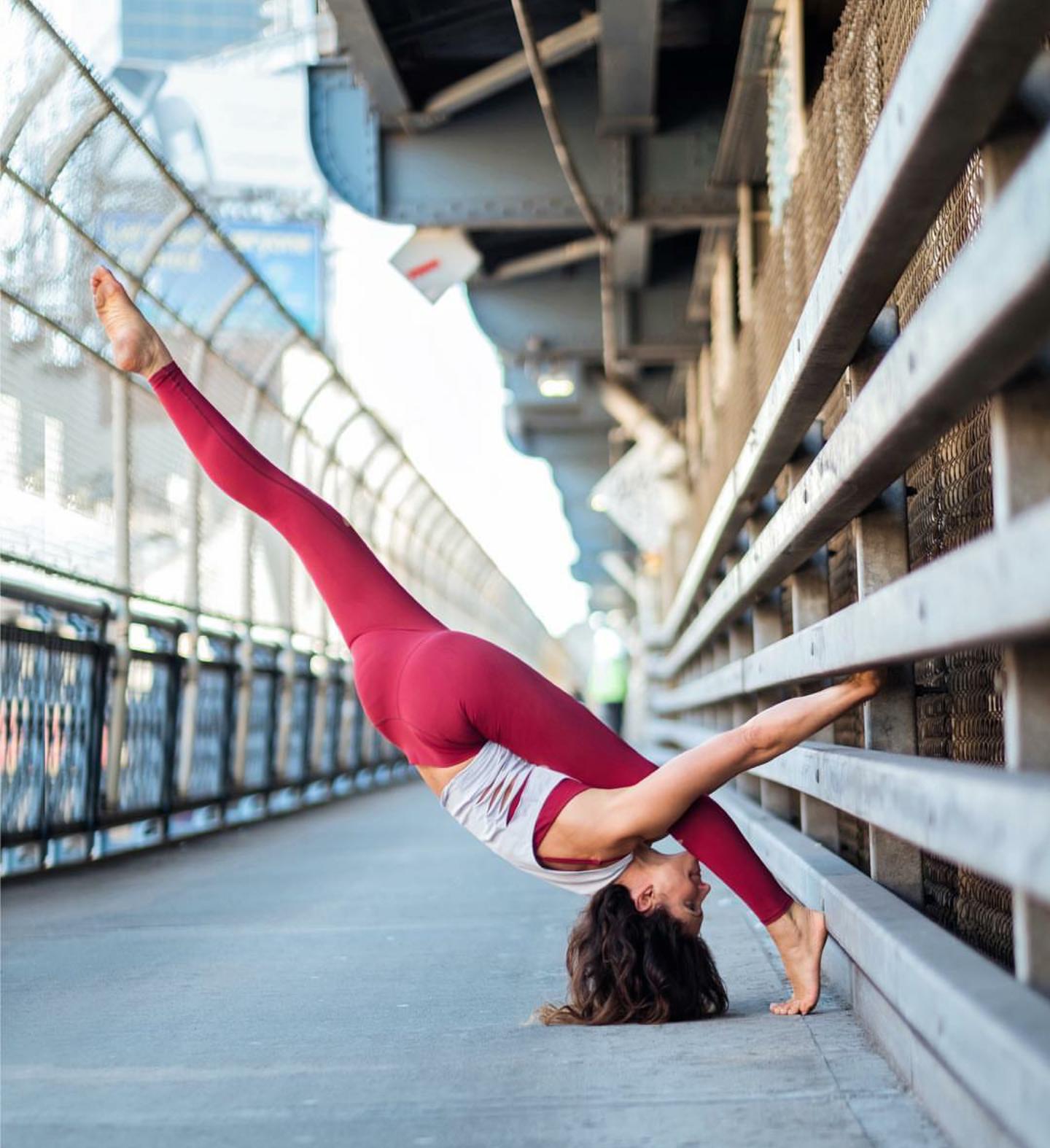 练习劈叉好处多，每天拉伸几分钟，让身体变柔韧