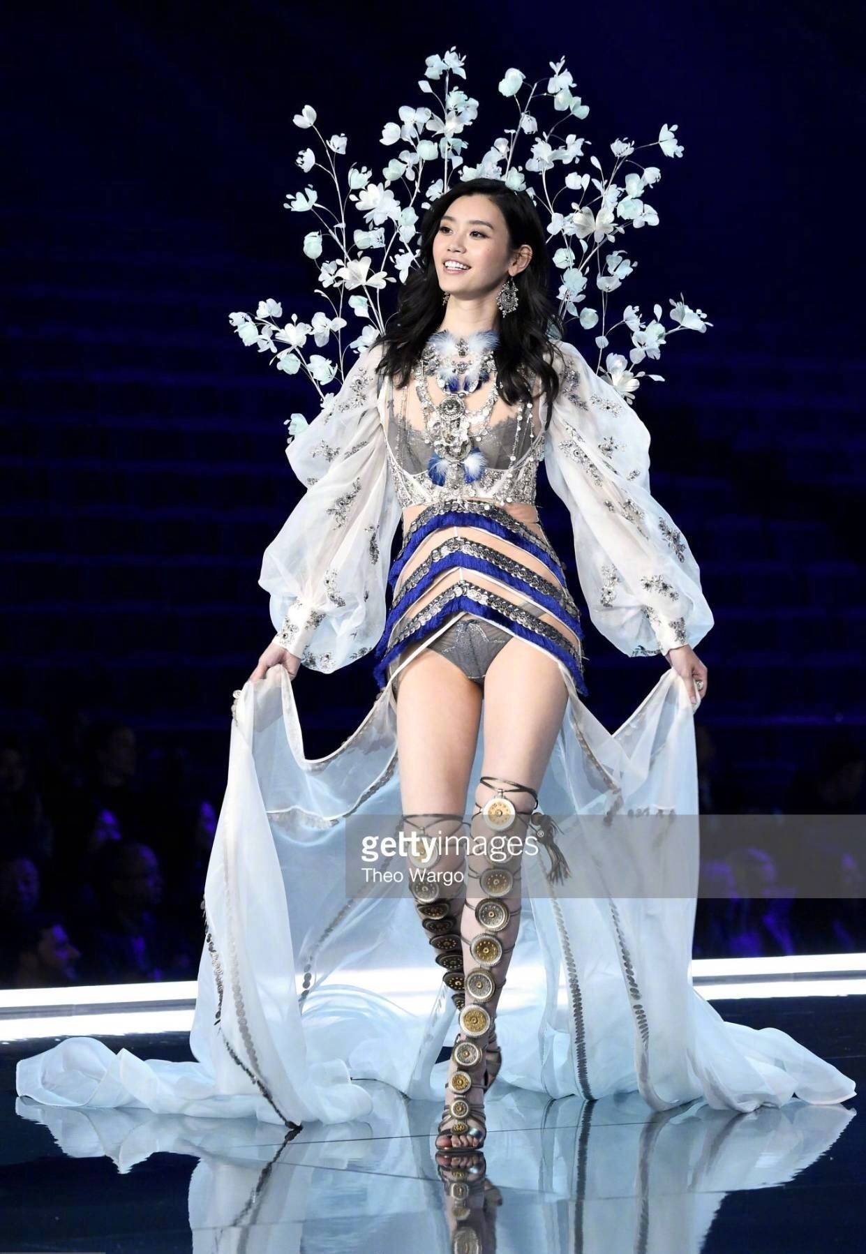 演讲摔倒了怎么办,上台演讲不谨慎跌倒了该说什么