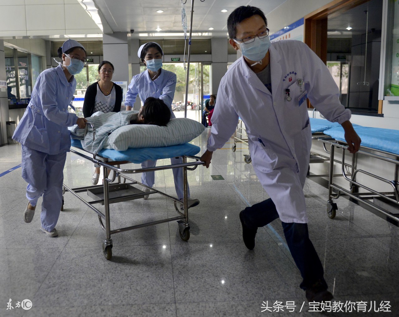 25岁产妇月子里持续发热，老公怀疑艾滋病，医生检查后他顿时崩溃