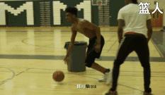 3人行进间的传球训练篮球,3人行进间的传球训练